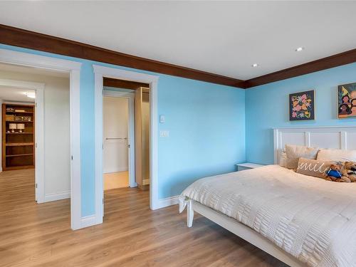 1032 Lands End Rd, North Saanich, BC - Indoor Photo Showing Bedroom