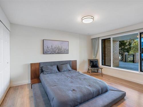 1032 Lands End Rd, North Saanich, BC - Indoor Photo Showing Bedroom