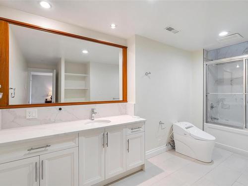 1032 Lands End Rd, North Saanich, BC - Indoor Photo Showing Bathroom