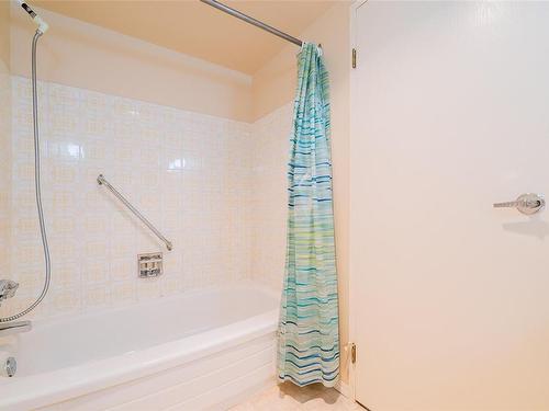 303-33 Mount Benson St, Nanaimo, BC - Indoor Photo Showing Bathroom