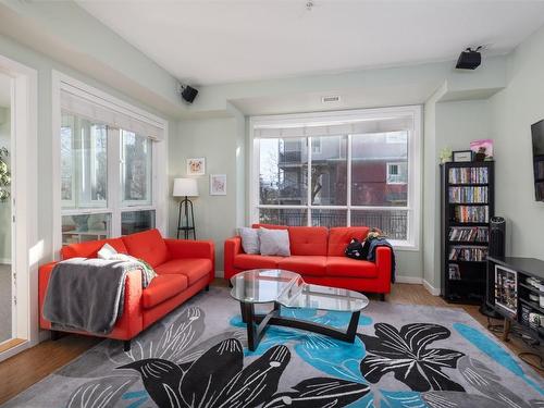 120-850 Saucier Avenue, Kelowna, BC - Indoor Photo Showing Living Room
