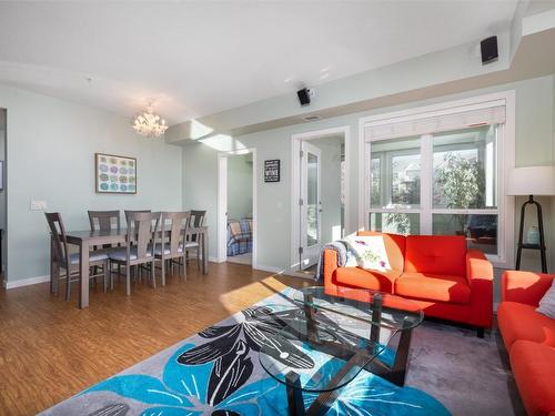 120-850 Saucier Avenue, Kelowna, BC - Indoor Photo Showing Living Room