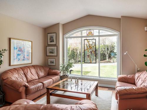 3645 Walnut Glen Drive, West Kelowna, BC - Indoor Photo Showing Living Room