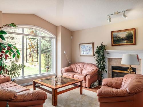 3645 Walnut Glen Drive, West Kelowna, BC - Indoor Photo Showing Living Room