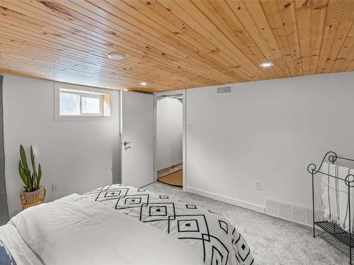 10318 Gayton Street, Summerland, BC - Indoor Photo Showing Living Room