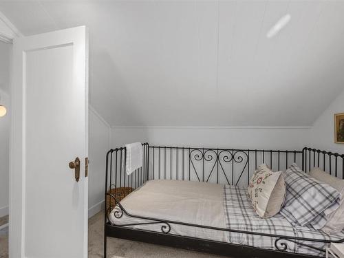 10318 Gayton Street, Summerland, BC - Indoor Photo Showing Bedroom
