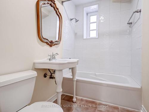 103-717 Eglinton Ave W, Toronto, ON - Indoor Photo Showing Bathroom
