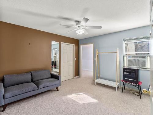4942 Woodland Crt, Kamloops, BC - Indoor Photo Showing Living Room