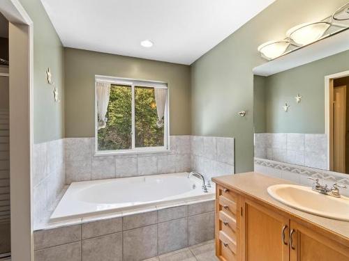 4942 Woodland Crt, Kamloops, BC - Indoor Photo Showing Bathroom
