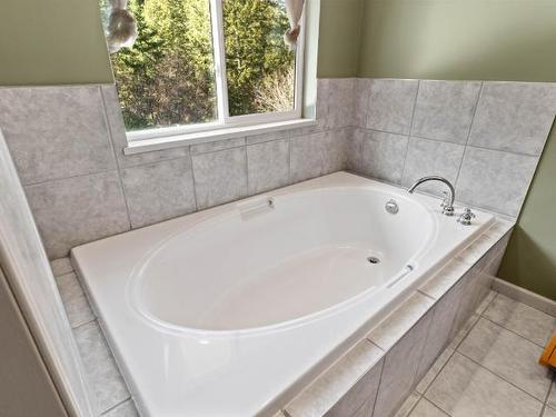 4942 Woodland Crt, Kamloops, BC - Indoor Photo Showing Bathroom