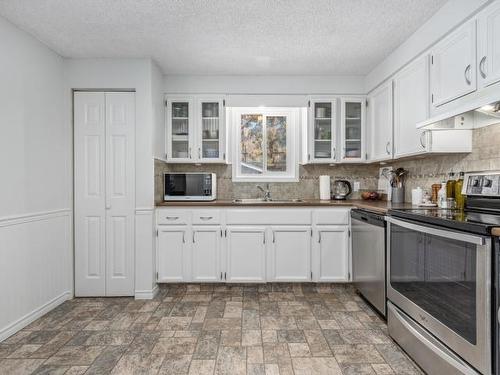 565 Summers Street, Lillooet, BC - Indoor Photo Showing Kitchen