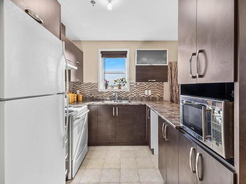 Kitchen - 301-1700 Rue De L'Île-Bellevue, L'Île-Perrot, QC - Indoor Photo Showing Kitchen With Double Sink With Upgraded Kitchen