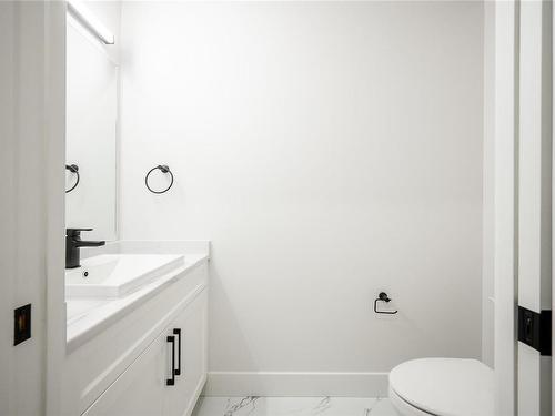 2-1090 Evergreen Rd, Campbell River, BC - Indoor Photo Showing Bathroom