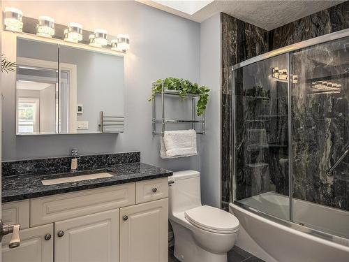5123 Broughton Pl, Nanaimo, BC - Indoor Photo Showing Bathroom