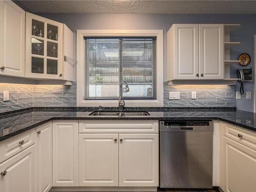 5123 Broughton Pl, Nanaimo, BC - Indoor Photo Showing Kitchen With Double Sink