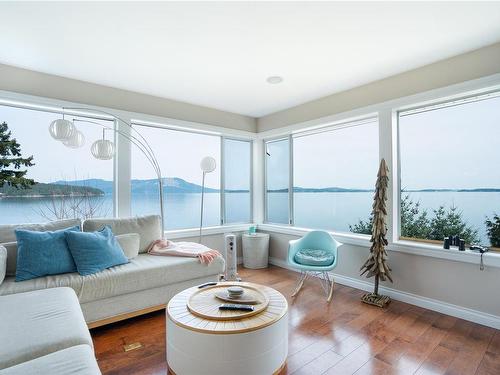 2411 Mill Bay Rd, Mill Bay, BC - Indoor Photo Showing Living Room