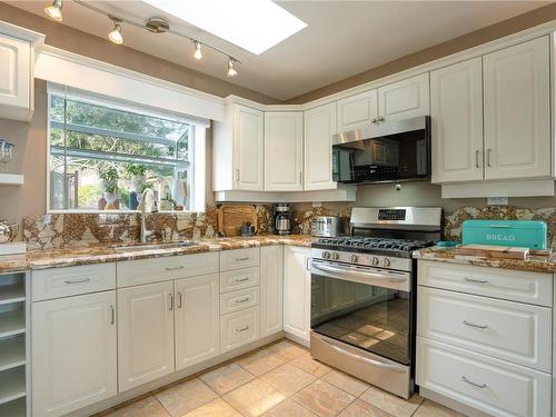 2411 Mill Bay Rd, Mill Bay, BC - Indoor Photo Showing Kitchen
