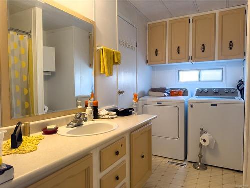 27-9589 Chancellor Hts, Port Hardy, BC - Indoor Photo Showing Laundry Room