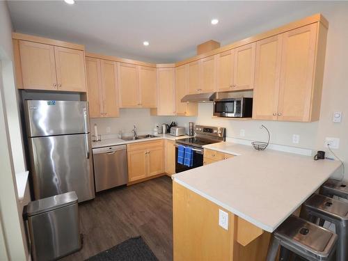 1019 Vancouver Ave, Nanaimo, BC - Indoor Photo Showing Kitchen With Double Sink