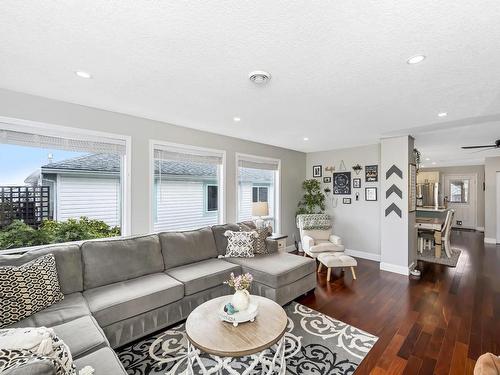 3260 Cook St, Chemainus, BC - Indoor Photo Showing Living Room