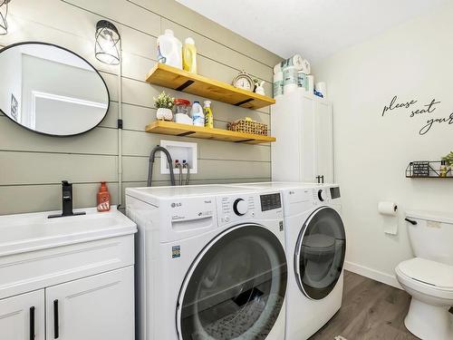 3260 Cook St, Chemainus, BC - Indoor Photo Showing Laundry Room