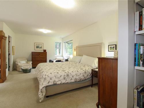 10986 Heather Rd, North Saanich, BC - Indoor Photo Showing Bedroom