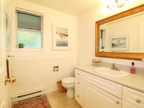 10986 Heather Rd, North Saanich, BC - Indoor Photo Showing Bathroom