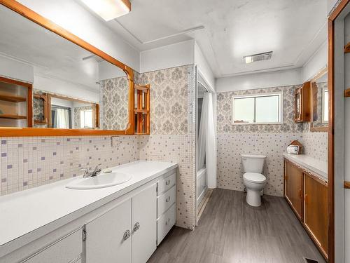 5655 High St, Union Bay, BC - Indoor Photo Showing Bathroom