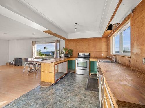 5655 High St, Union Bay, BC - Indoor Photo Showing Kitchen