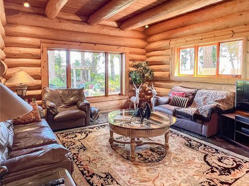 1250 The Strand Rd, Gabriola Island, BC - Indoor Photo Showing Living Room