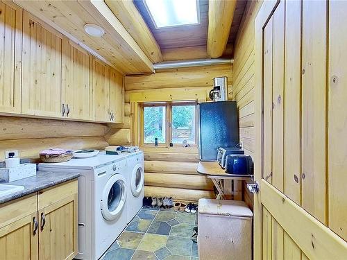 1250 The Strand Rd, Gabriola Island, BC - Indoor Photo Showing Laundry Room