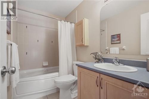 Full bath on 2nd floor - 138 Parkrose Private, Ottawa, ON - Indoor Photo Showing Bathroom