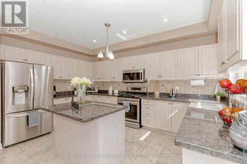 784 Sombrero Way, Mississauga, ON - Indoor Photo Showing Kitchen With Double Sink With Upgraded Kitchen