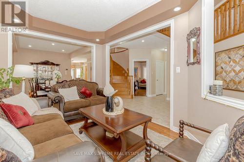 784 Sombrero Way, Mississauga, ON - Indoor Photo Showing Living Room