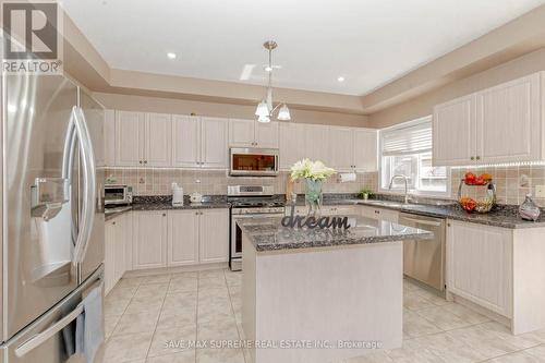 784 Sombrero Way, Mississauga, ON - Indoor Photo Showing Kitchen With Upgraded Kitchen