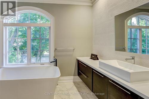 2086 Autumn Breeze Dr S, Mississauga, ON - Indoor Photo Showing Bathroom