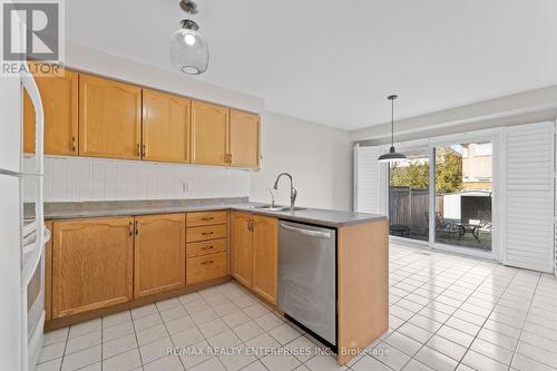 3941 Beechnut Row, Mississauga, ON - Indoor Photo Showing Kitchen With Double Sink