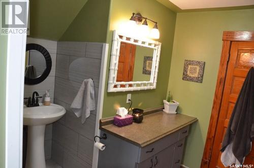 411 4Th Avenue E, Assiniboia, SK - Indoor Photo Showing Bathroom