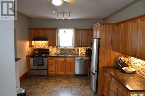 411 4Th Avenue E, Assiniboia, SK - Indoor Photo Showing Kitchen
