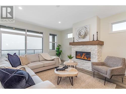 1556 Tower Ranch Drive, Kelowna, BC - Indoor Photo Showing Living Room With Fireplace