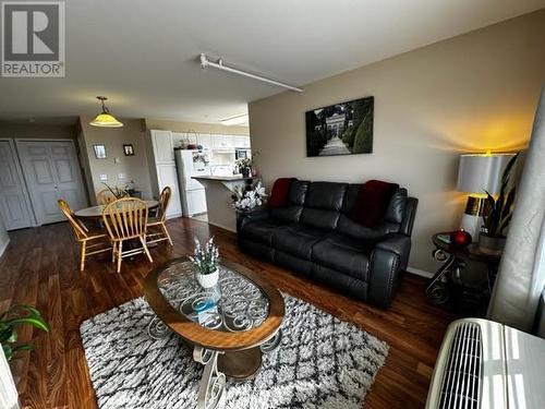 265 Froelich Road Unit# 312, Kelowna, BC - Indoor Photo Showing Living Room