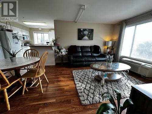 265 Froelich Road Unit# 312, Kelowna, BC - Indoor Photo Showing Living Room