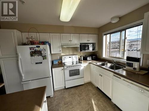 265 Froelich Road Unit# 312, Kelowna, BC - Indoor Photo Showing Kitchen With Double Sink