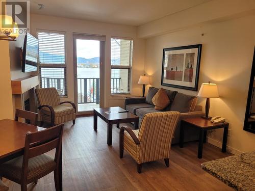 4200 Lakeshore Drive Unit# 235, Osoyoos, BC - Indoor Photo Showing Living Room