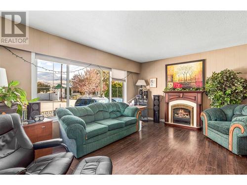 460 Mcdonald Road, Kelowna, BC - Indoor Photo Showing Living Room With Fireplace