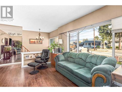 460 Mcdonald Road, Kelowna, BC - Indoor Photo Showing Living Room