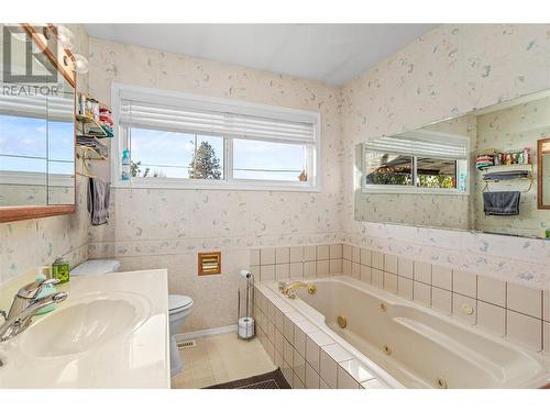 460 Mcdonald Road, Kelowna, BC - Indoor Photo Showing Bathroom