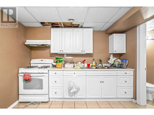 460 Mcdonald Road, Kelowna, BC - Indoor Photo Showing Kitchen With Double Sink