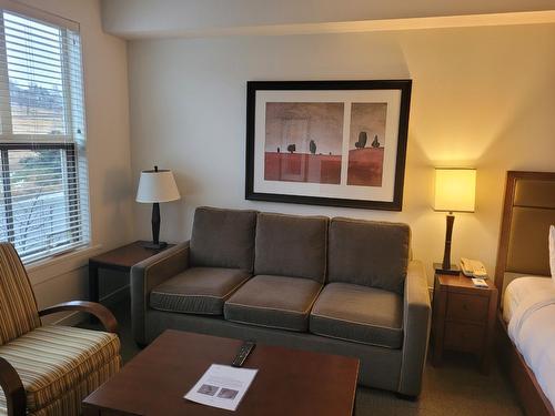4200 Lakeshore Drive Unit# 332, Osoyoos, BC - Indoor Photo Showing Living Room