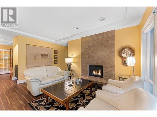 539 Sutherland Avenue Unit# 106, Kelowna, BC - Indoor Photo Showing Living Room With Fireplace